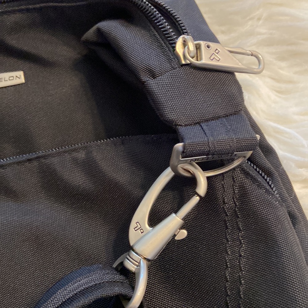 Travelon Nylon Crossbody Bag excellent condition black color - Picture 3 of 16